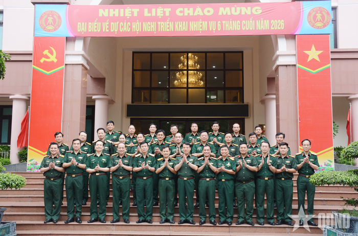 Lãnh đạo Tổng cục Hậu cần - Kỹ thuật cùng các đại biểu dự hội nghị và Đội tuyển báo cáo viên.