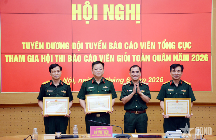 Lãnh đạo Tổng cục Hậu cần - Kỹ thuật trao thưởng tặng các báo cáo viên giỏi và đại diện tập thể, cá nhân có nhiều thành tích tại Hội thi Báo cáo viên giỏi toàn quân năm 2026.