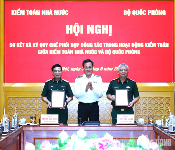  Trao Kỷ niệm chương "Vì sự nghiệp Kiểm toán nhà nước" tặng các đồng chí lãnh đạo Bộ Quốc phòng.