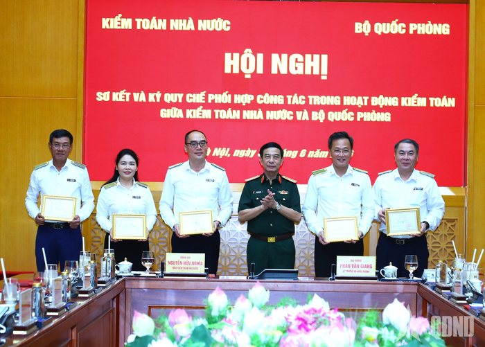  Trao Kỷ niệm chương "Vì sự nghiệp xây dựng Quân đội nhân dân Việt Nam" tặng các đồng chí lãnh đạo Kiểm toán Nhà nước.