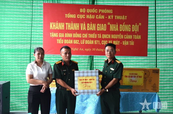 Thủ trưởng Lữ đoàn 971 tặng quà cho gia đình Thiếu tá QNCN Nguyễn Cảnh Toàn. 