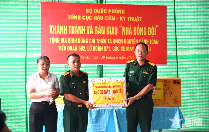  Thủ trưởng Cục Xe máy-Vận tải tặng quà cho gia đình Thiếu tá QNCN Nguyễn Cảnh Toàn. 