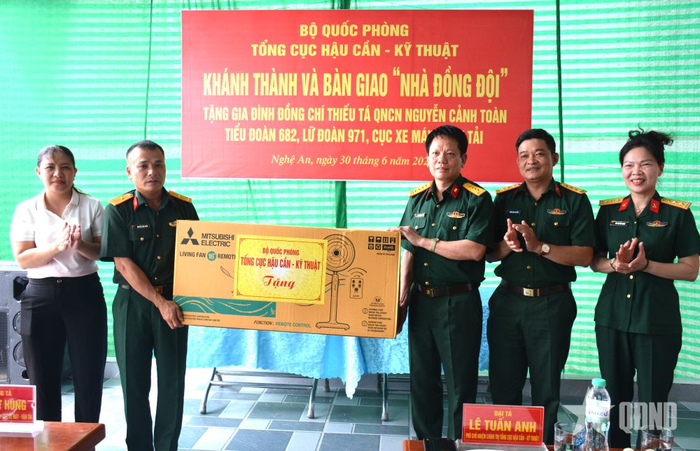  Thủ trưởng Tổng cục Hậu cần - Kỹ thuật tặng quà gia đình Thiếu tá QNCN Nguyễn Cảnh Toàn.