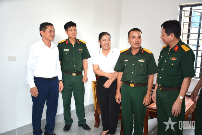  Thủ trưởng Tổng cục Hậu cần-Kỹ thuật và lãnh đạo địa phương tham quan ngôi "Nhà đồng đội" của Thiếu tá QNCN Nguyễn Cảnh Toàn. 