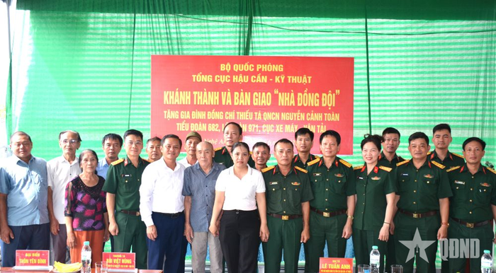 Các đại biểu chụp ảnh với gia đình Thiếu tá QNCN Nguyễn Cảnh Toàn.