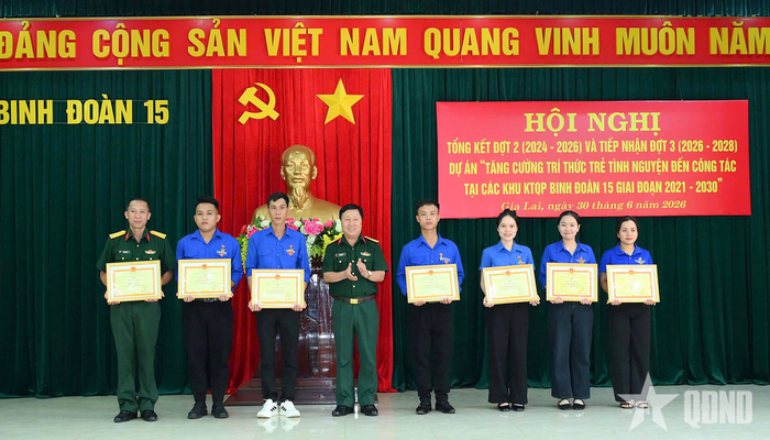 Đại tá Trần Ngọc Hải trao bằng khen tặng các tập thể, cá nhân có thành tích xuất sắc trong thực hiện đợt 2 Dự án 174/Bộ Quốc phòng.