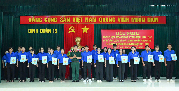 Đại tá Nguyễn Hồng Lam trao quyết định tiếp nhận đội viên trí thức trẻ tình nguyện đợt 3. 