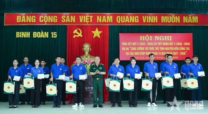 Thiếu tướng Hoàng Văn Sỹ trao giấy chứng nhận hoàn thành nhiệm vụ, huy hiệu và quà tặng cho các đội viên trí thức trẻ tình nguyện đợt 2. 