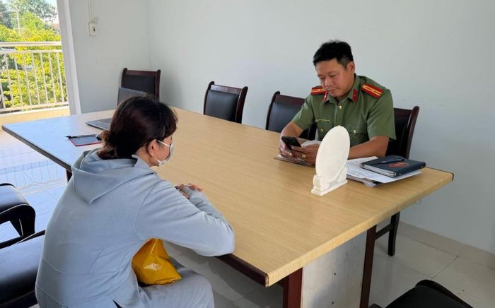 Công an xã Hòa Vang làm việc với 2 trường hợp vi phạm.