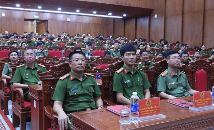 Các đồng chí Phó giám đốc Công an thành phố (hàng đầu) dự hội nghị tại điểm cầu Công an thành phố