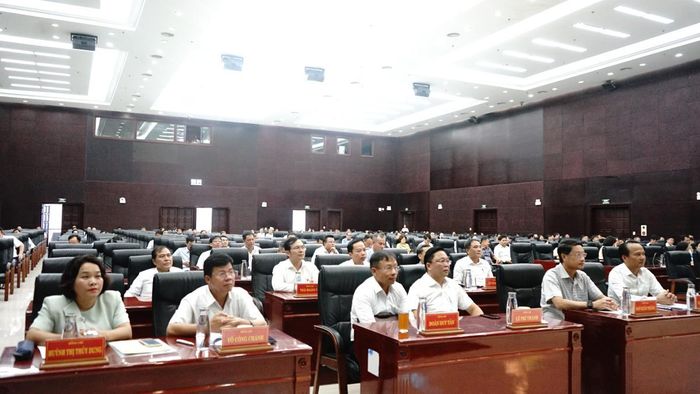 Các đồng chí lãnh đạo thành phố (hàng đầu) dự hội nghị tại đầu cầu Đà Nẵng