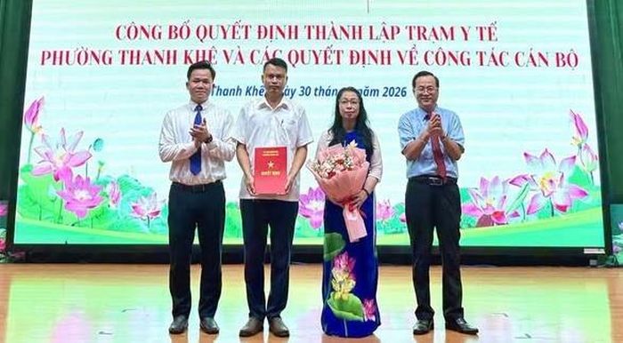 Phó Bí thư Thường trực Đảng ủy Huỳnh Sơn Hải và Phó Chủ tịch Thường trực UBND phường Thanh Khê Lê Văn Cương trao quyết định về công tác cán bộ Trạm Y tế phường.