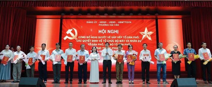 Lãnh đạo phường Hải Vân trao quyết định về nhân sự tổ dân phố mới.