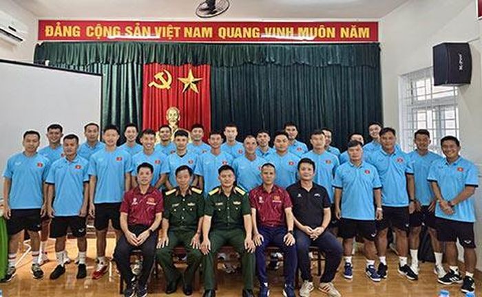 Các học viên chụp ảnh cùng các giảng viên của khóa đào đạo.