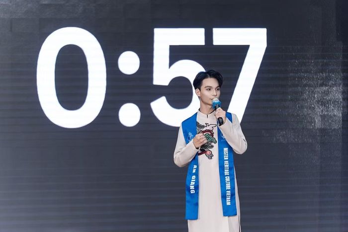 Song song với việc học, Phong còn đảm nhiệm vai trò người mẫu và quản lý vận hành cho một tiệm trà tại quê nhà An Giang.