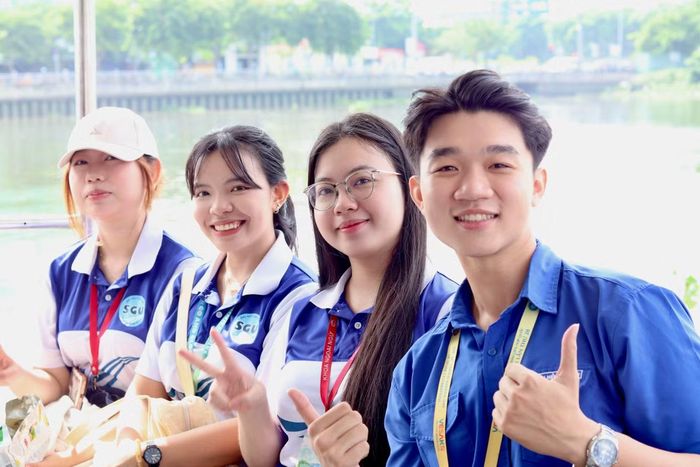  Minh Triết (ngoài cùng bên phải) cùng các bạn đoàn viên trong chuyến đi trải nghiệm. Ảnh: NVCC 