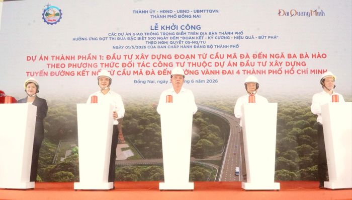  Các đại biểu bấm nút khởi công dự án 