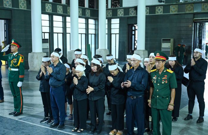  Đoàn gia đình Đại tá, Anh hùng Lực lượng vũ trang nhân dân La Văn Cầu vào viếng. Ảnh: ĐỖ TRUNG 