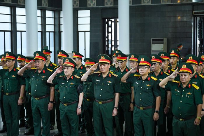  Đoàn của Bộ Quốc phòng vào viếng 
