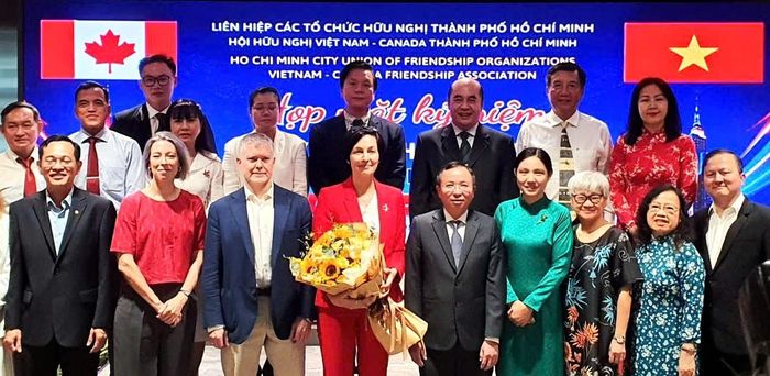  Các đại biểu chụp ảnh lưu niệm 