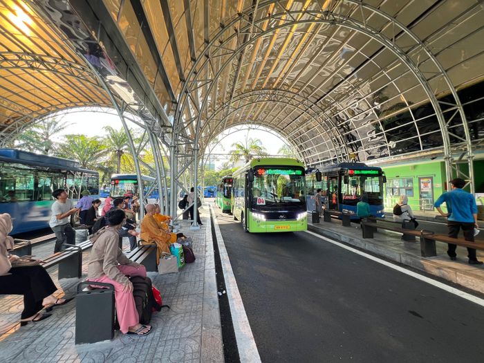  Trạm bến xe buýt trung tâm Sài Gòn. Ảnh: QUỐC HÙNG 