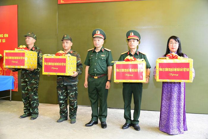  Thượng tướng Lê Quang Minh trao quà động viên cán bộ, chiến sĩ đang thực hiện nhiệm vụ tại công viên Lê Thị Riêng. Ảnh: HỮU TÂN 