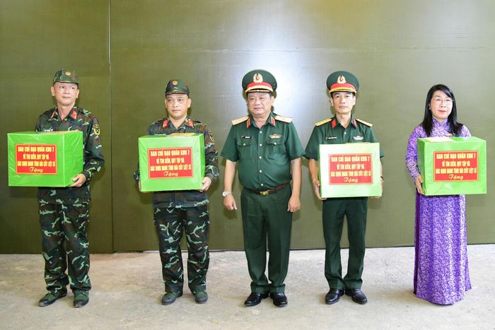  Thiếu tướng Trần Chí Tâm, Phó Chính ủy Quân khu 7 trao quà động viên cán bộ, chiến sĩ. Ảnh: HỮU TÂN 