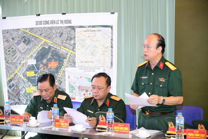  Đại tá Nguyễn Đình Chuẩn, Phó Chính ủy Bộ Tư lệnh TPHCM, Phó Trưởng Ban Chỉ đạo 515 Thành phố báo cáo với đoàn công tác. Ảnh: HỮU TÂN 