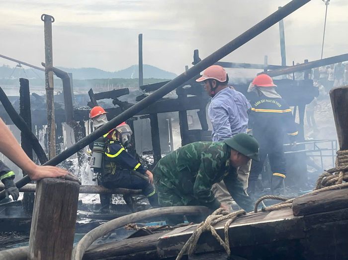 Lực lượng chức năng khống chế đám cháy