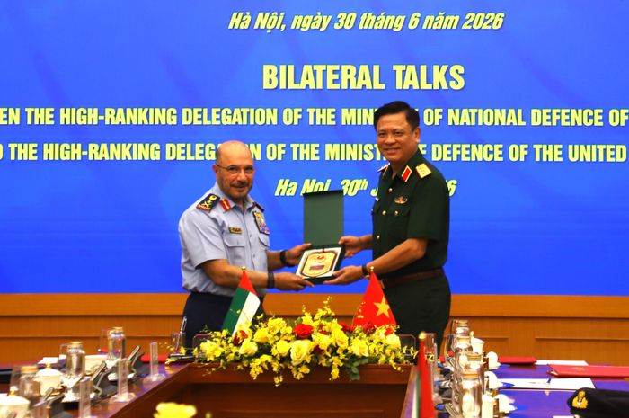  Thượng tướng Nguyễn Trường Thắng trao tặng quà lưu niệm đến Trung tướng Ibrahim Nasser Mohammed Al Alawi khi kết thúc hội đàm. Ảnh: TRẦN BÌNH 
