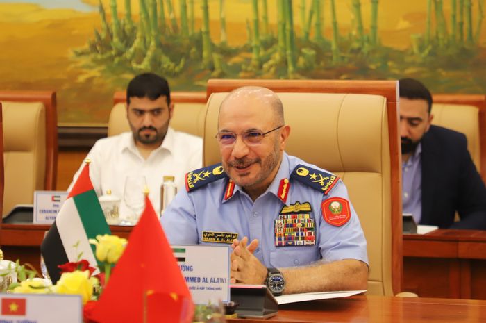  Trung tướng Ibrahim Nasser Mohammed Al Alawi phát biểu tại hội đàm. Ảnh: TRẦN BÌNH 