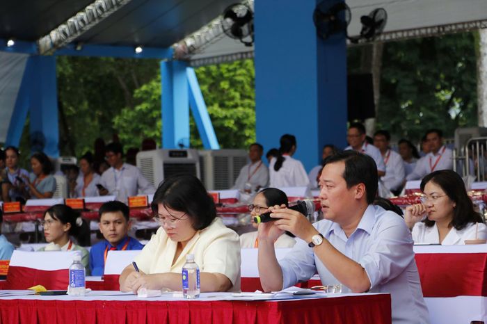 Đồng chí Lê Quốc Phong cùng đồng chí Văn Thị Bạch Tuyết theo dõi, chỉ đạo công tác tổ chức 