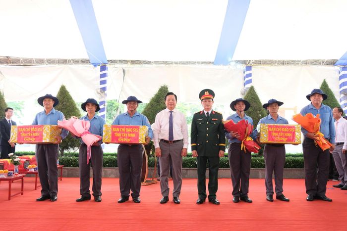 Lãnh đạo Quân khu 7, tỉnh Tây Ninh tặng quà động viên các đội tìm kiếm, quy tập hài cốt liệt sĩ 