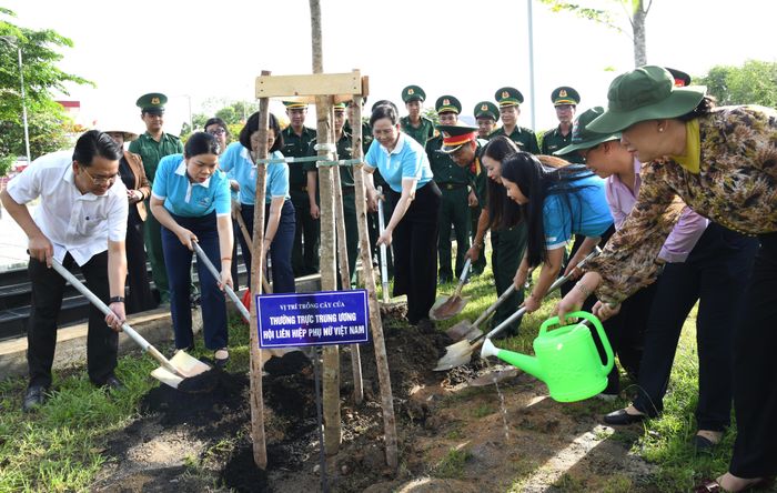  Các đại biểu trồng cây tại công trình "Vườn cây đại đoàn kết" 