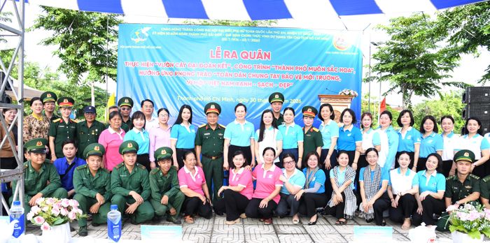  Đại biểu chụp hình lưu niệm tại lễ ra quân 