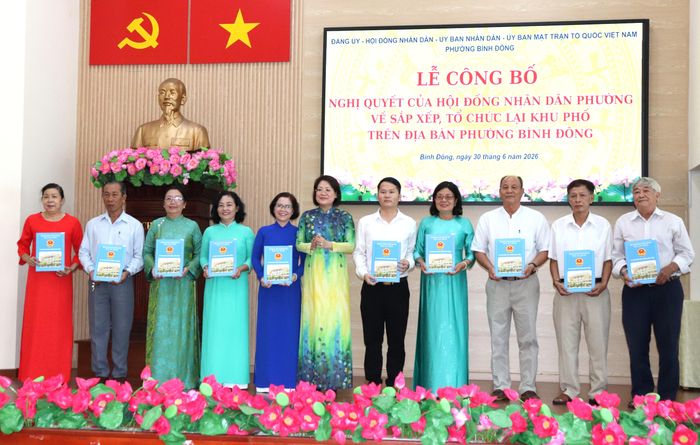  Phường Bình Đông trao các quyết định nhân sự Trưởng khu phố mới sau sắp xếp 