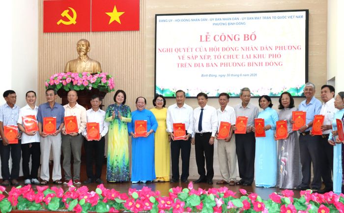  Lãnh đạo phường Bình Đông trao các quyết định kết thúc hoạt động đối với 55 khu phố trên địa bàn 
