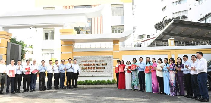  Đồng chí Trần Lưu Quang cùng tập thể Ban Nghiên cứu phát triển TPHCM. Ảnh: VIỆT DŨNG 