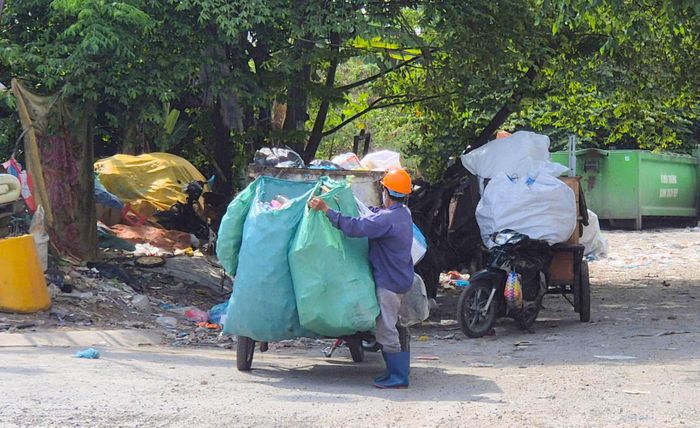  Tình trạng thu gom rác thải sinh hoạt trên địa bàn TP Cần Thơ thời gian qua còn chậm, ứ đọng 