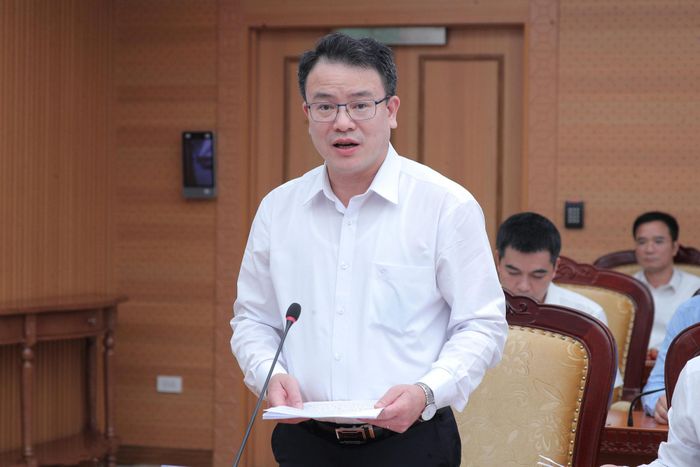 Thứ trưởng Bộ Tài chính Trần Quốc Phương báo cáo tại phiên họp. Ảnh: CẨM HÀ 