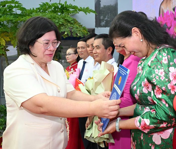 Phó Bí thư Thành ủy TPHCM Văn Thị Bạch Tuyết trao các quyết định nhân sự. Ảnh: VIỆT DŨNG