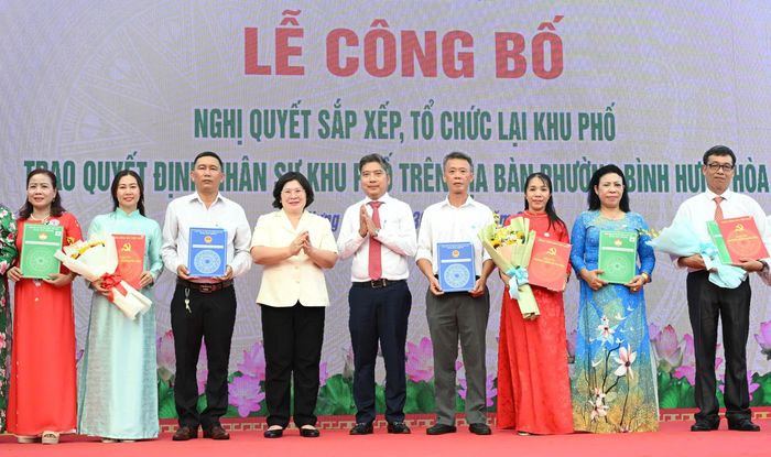 Phó Bí thư Thành ủy TPHCM Văn Thị Bạch Tuyết và Bí thư Đảng ủy, Chủ tịch HĐND phường Bình Hưng Hòa Nguyễn Việt Quế Sơn trao các quyết định nhân sự. Ảnh: VIỆT DŨNG