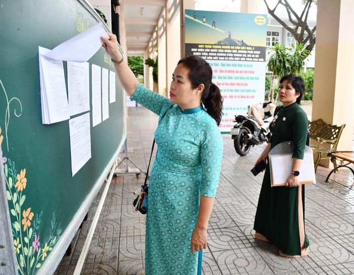Bà Bùi Thị Thu Thủy, Phó Chủ tịch UBND phường Tam Thắng, Chủ tịch Hội đồng khảo sát năng lực lớp 6 Trường THCS Nguyễn An Ninh kiểm tra công tác chuẩn bị các điều kiện cần thiết phục vụ kỳ khảo sát.