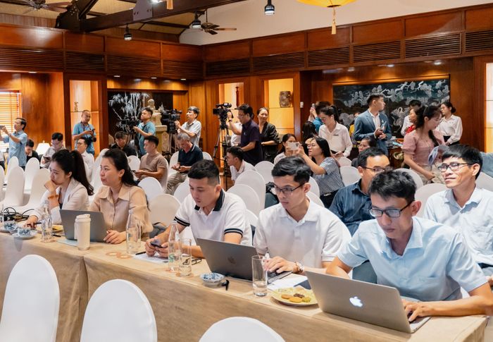 Đông đảo nhà báo tham dự họp báo. Ảnh: XUÂN QUỲNH