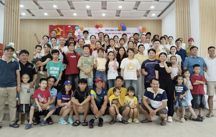 Gia đình cán bộ công nhân viên Công ty cổ phần Thủy điện Đa Nhim - Hàm Thuận - Đa Mi chụp ảnh lưu niệm