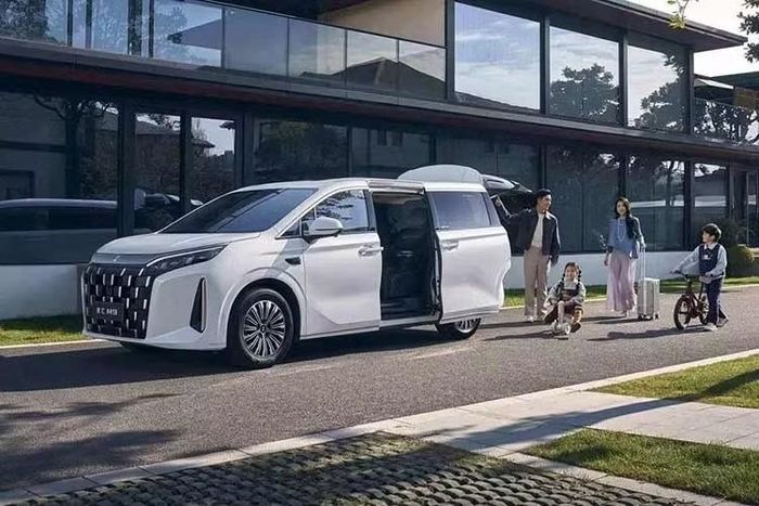 Khoang nội thất của BYD Linghui M9 được bố trí 7 chỗ ngồi theo cấu hình 2+2+3. Phiên bản tiêu chuẩn được trang bị màn hình cảm ứng trung tâm 12,8 inch và bảng đồng hồ kỹ thuật số 12,3 inch. Trong khi đó, phiên bản cao cấp sở hữu màn hình trung tâm kích thước 15,6 inch.