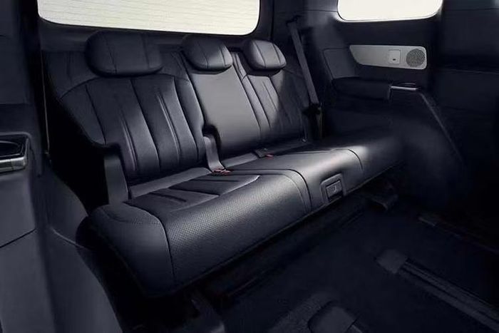 Kết hợp với bình nhiên liệu dung tích 50 lít, xe cung cấp tổng phạm vi hoạt động lên 1.105 km. BYD Linghui M9 được áp dụng chế độ bảo hành trọn đời đối với các linh kiện điện phi thương mại dành cho chủ sở hữu đầu tiên.