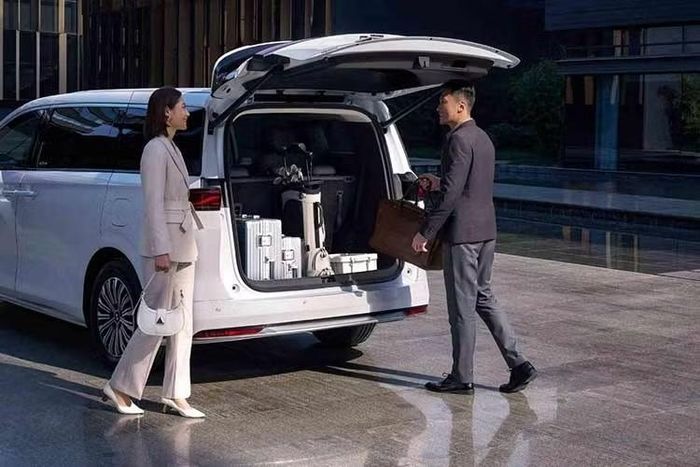 Bên cạnh đó là chế độ bảo hành 6 năm hoặc 150.000 km, tùy điều kiện nào đến trước cho xe. Trong khi đó, các linh kiện điện sử dụng cho mục đích thương mại của BYD Linghui M9 tại thị trường Trung Quốc được bảo hành tới 6 năm hoặc 600.000 km.