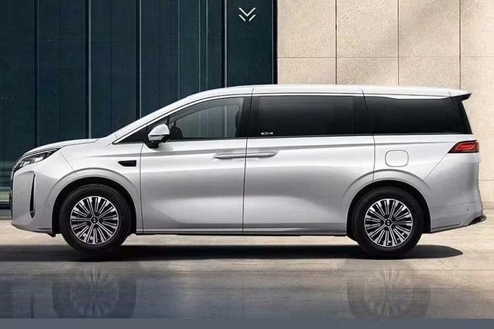 Tại thị trường Trung Quốc, BYD M9 vốn được gọi bằng cái tên riêng là Xia. Phiên bản chạy dịch vụ của BYD M9 có thể được nhận diện bằng lưới tản nhiệt cỡ lớn với các chi tiết mạ crôm khác biệt. Những điểm nổi bật khác bao gồm cụm đèn hậu dạng liền mạch, cửa lùa chỉnh điện và bộ mâm 18 inch.
