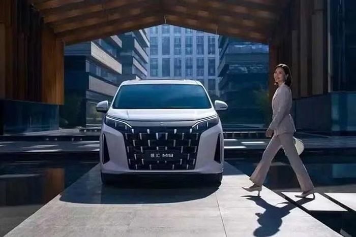 Kích thước dài x rộng x cao của mẫu xe MPV Linghui M9 2026 mới lần lượt là 5.200 x 1.970 x 1.805 mm và chiều dài cơ sở đạt 3.045 mm. So với "người anh em" BYD M9, mẫu xe chạy dịch vụ này dài hơn 55 mm.